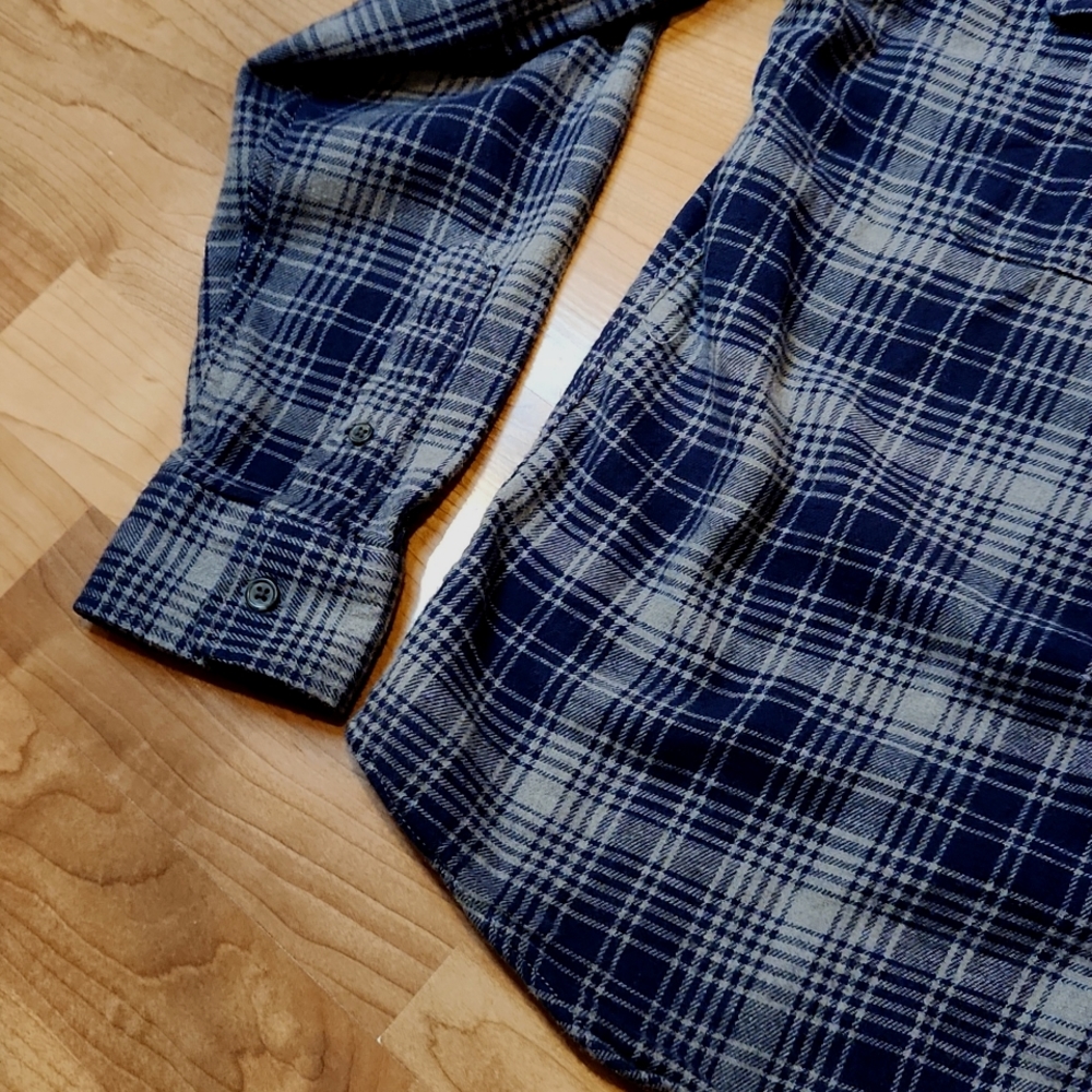 2 flannel shirts - Picture 10 of 12